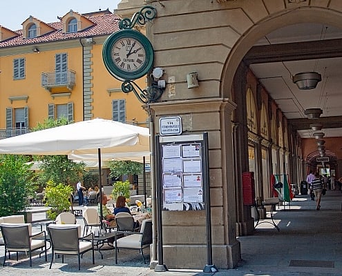 Alba im Piemont ist berühmt als Stadt des Trüffelmarktes
