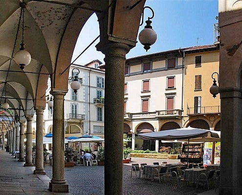Piazza delle Erbe in Novara Piemont in Italien