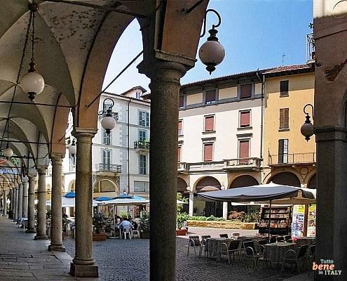 Novara, Piazza delle Erbe • m24o Piazza delle Erbe in Novara Piemont in Italien