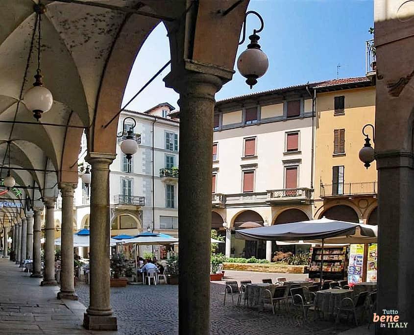 Novara, Piazza delle Erbe • m24o Piazza delle Erbe in Novara Piemont in Italien
