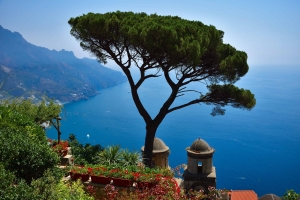 Wahrzeichen von Ravello – Pinie der Villa Rufolo • ©BARBARA BAJOREK - stock.adobe.com Klassischer Ausblick von der Villa Rufolo in Ravello mit der markanten Pinie, historischen Türmen und Blick auf die Amalfiküste.