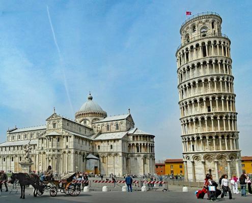 Der schiefe Turm von Pisa in der Piazza dei Miracoli