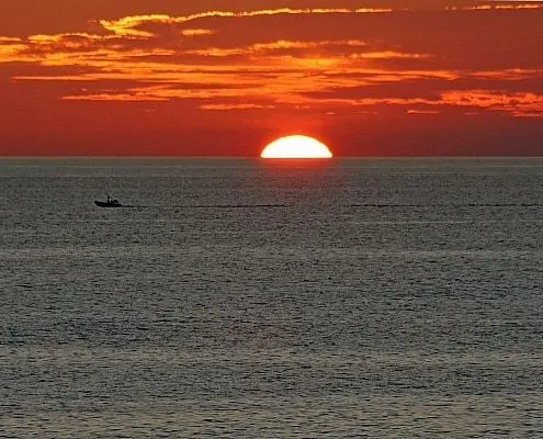 Sonnenuntergang über dem Mittelmeer in Italien