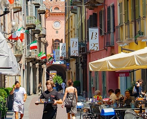 Gasse im historischen Zentrum von Alba mit Restaurants, Bars und Boutiquen