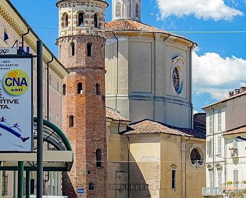 Asti, Torre Rossa im Piemont, Italien • m24o Der Torre Rossa in Asti war Teil eines römischen Stadttors.