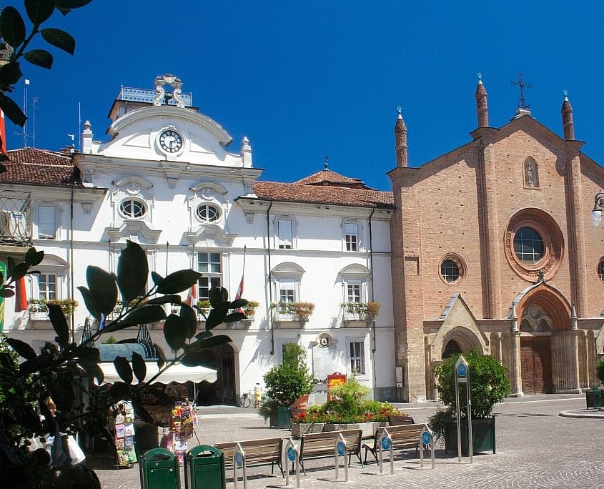 Palazzo Civico und Stiftskirche San Secondo auf der Piazza San Secondo, Asti Piemont
