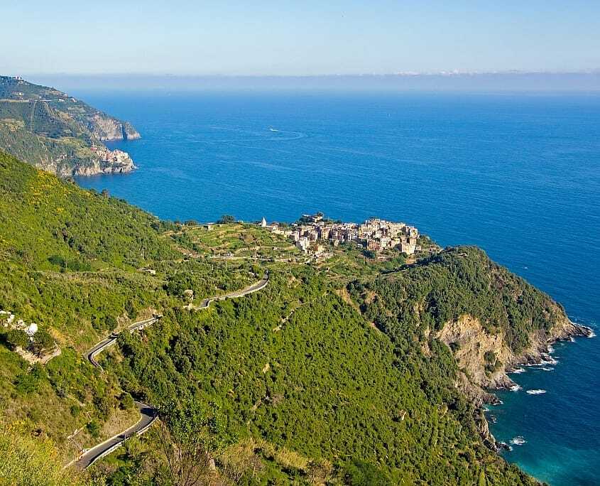 Corniglia auf dem Felsen ist das mittlere Dorf der Cinque Terre an der ligurischen Küste in Italien