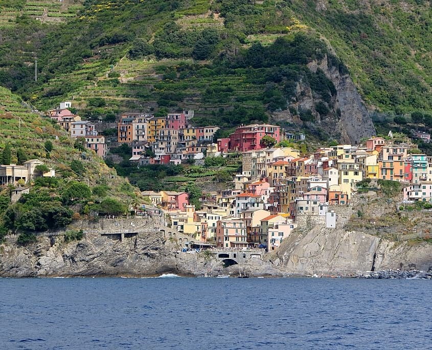 Manarola ist eines der fünf Dörfer in den Cinque Terre an der ligurischen Küste in Italien