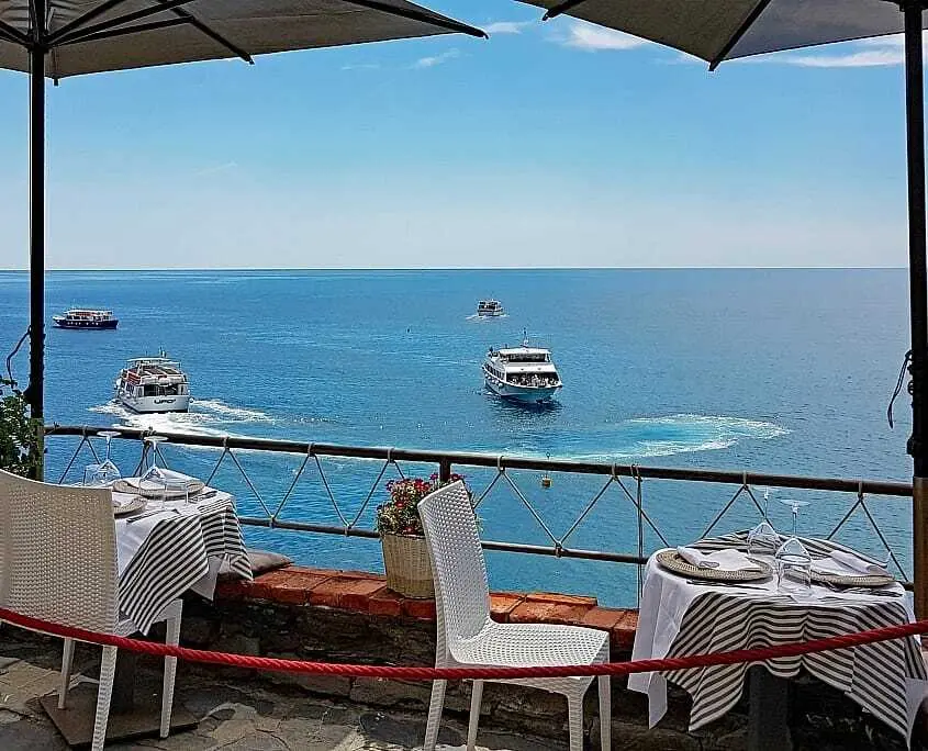 Romantisches Restaurant mit Meerblick in Monterosso al Mare, Cinque Terre, Italien