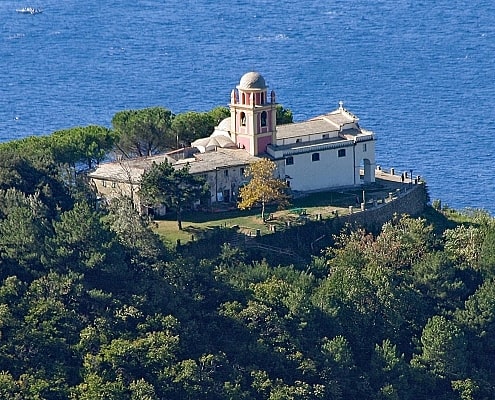 Wallfahrtskirche Nostra Signora di Montenero hoch über Riomaggiore in den Cinque Terre.