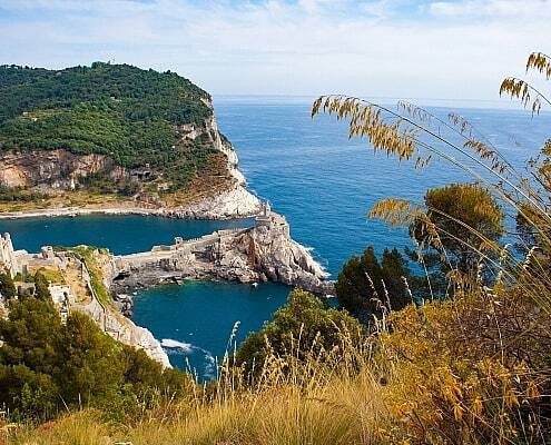 Portovenere mit der Kirche San Pietro und der Insel Palmaria im Golf von La Spezia an der ligurischen Küste