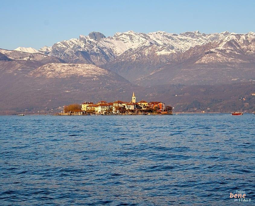Isola dei Pescatori im Lago Maggiore in Norditalien • m24o Isola dei Pescatori ist die größte Insel der Borromäischen Inseln im Lago Maggiore in Norditalien