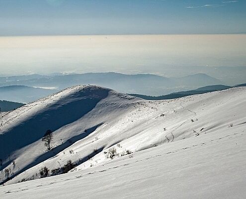 Wandern am Comer See zum Monte Bolettone im Winter mit Schneeschuhen