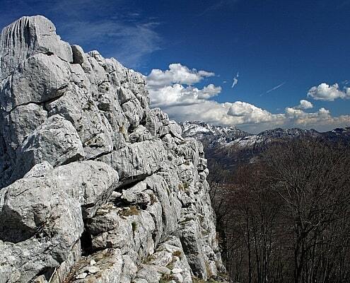 Felsen von Malascarpa am Comer See in der Lombardei