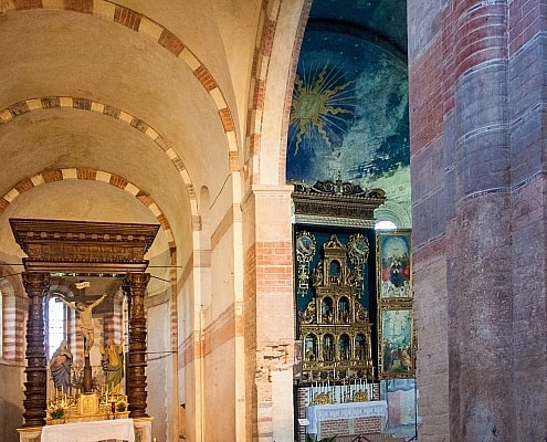 Die Abtei von Santa Maria Staffarda mit Kirche im Piemont, Italien