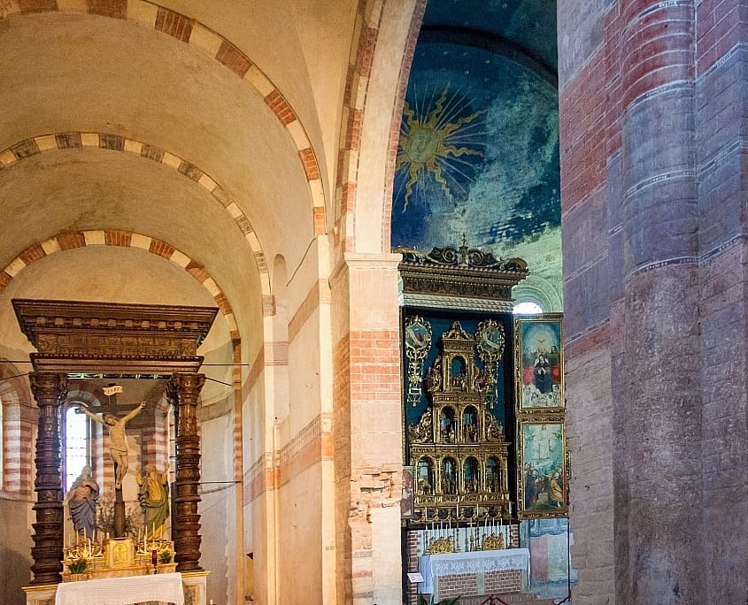 Die Abtei von Santa Maria Staffarda mit Kirche im Piemont, Italien