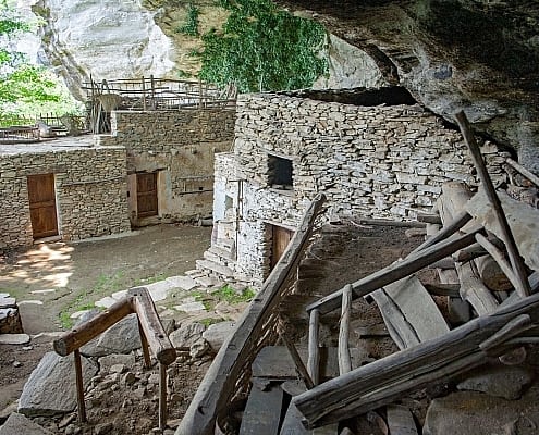 Historische Steinhäuser der Siedlung Balms Boves in Sanfront im Tal des Po im Piemont
