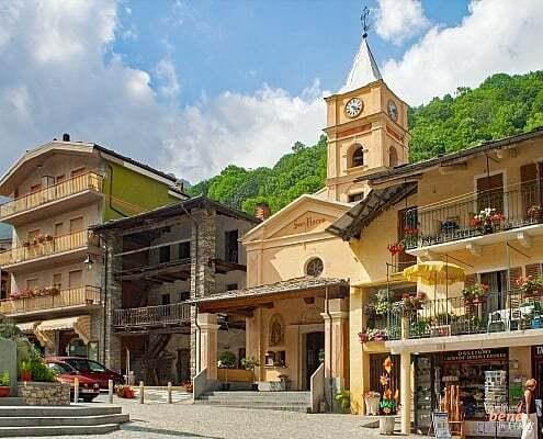 Crissolo im Tal des Po im Piemont, Italien • m24o Bergdorf Crissolo im Tal des Po im Piemont.