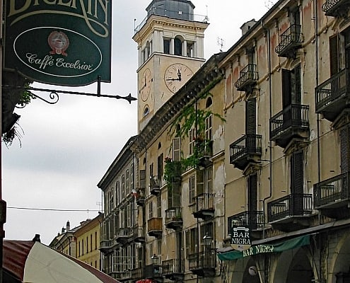 Torre Civica in Cuneo, Piemont. Bicerin ist der typische süße Kaffee im Piemont.