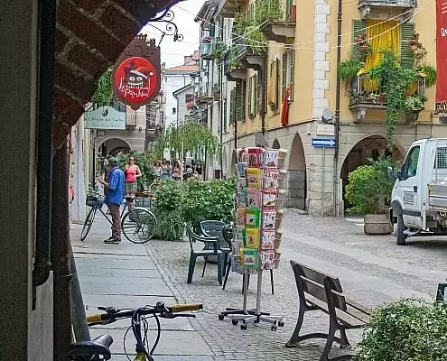 Straßenleben in Cuneo, Piemont.