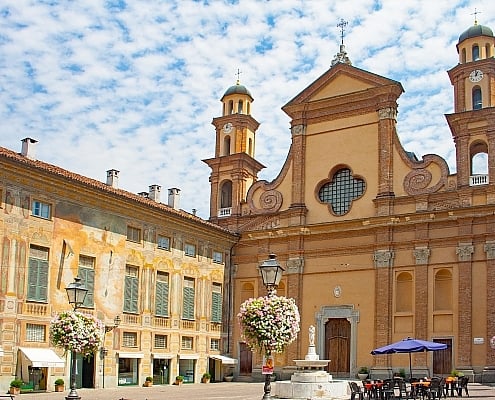 Novi Ligure, der Palazzo Negroni mit Meridianen über dem Eingang und die Kirche Santa Maria Maggiore