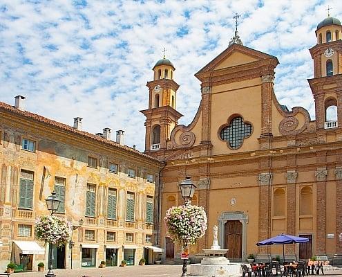 Historisches Zentrum von Novi Ligure, Piemont in Italien • m24o Novi Ligure, der Palazzo Negroni mit Meridianen über dem Eingang und die Kirche Santa Maria Maggiore
