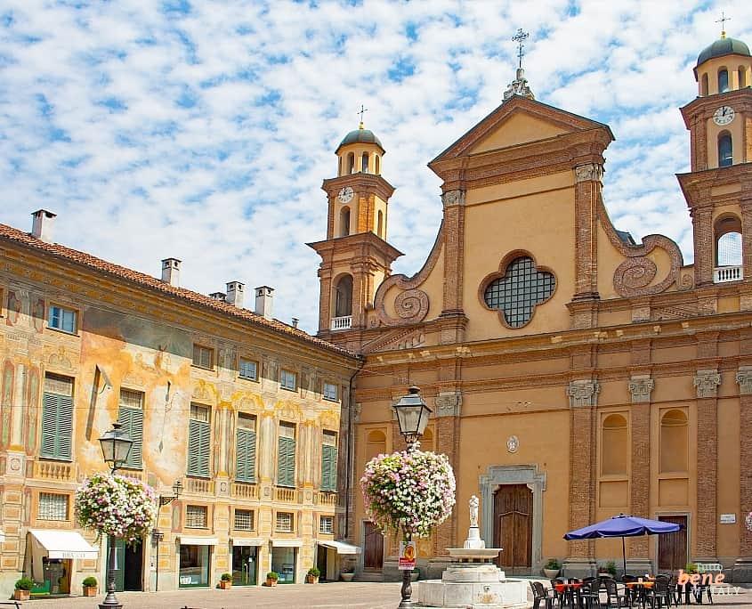 Historisches Zentrum von Novi Ligure, Piemont in Italien • m24o Novi Ligure, der Palazzo Negroni mit Meridianen über dem Eingang und die Kirche Santa Maria Maggiore