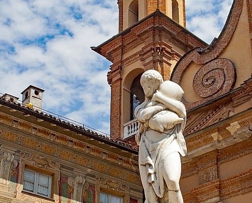 Statue auf der Piazza delle Piane im historischen Zentrum von Novi Ligure