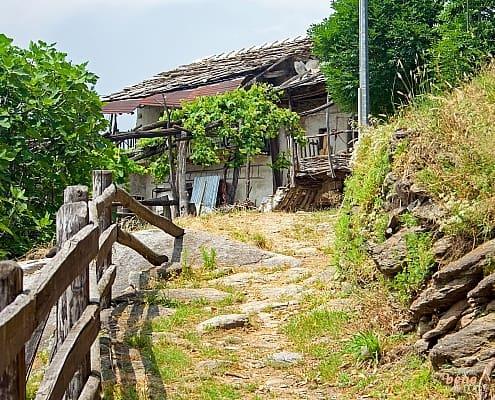 Wanderweg im Tal des Po Piemont in Italien • m24o Hiking trail in the valley of the Po Piedmont in Italy
