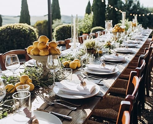 Romantische Hochzeit in Italien. Festlicher Hochzeitstisch in der Toskana, Italien