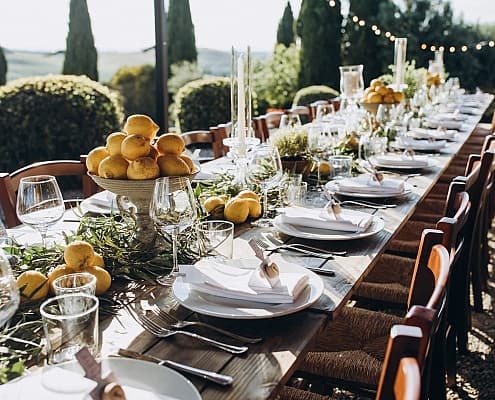 Festlicher Hochzeitstisch in der Toskana, Italien • ©alexgukalov - stock.adobe.com Romantische Hochzeit in Italien. Festlicher Hochzeitstisch in der Toskana, Italien