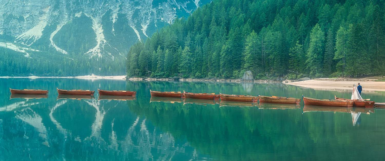 Braut und Bräutigam am Pragser Wildsee, Italien