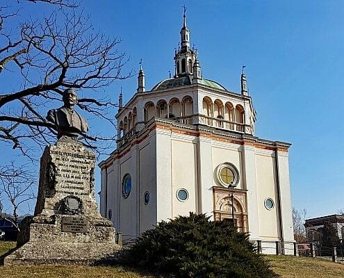 Die Kirche und das Denkmal des Gründers in Crespi d'Adda