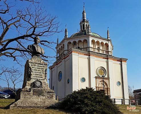 Die Kirche und das Denkmal des Gründers in Crespi d'Adda