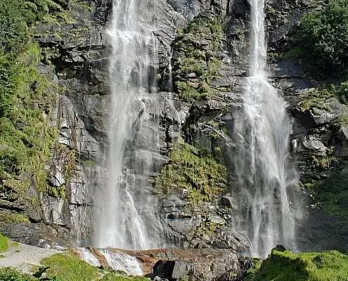 Panoramawanderweg zu den Acquafraggia-Wasserfällen in den norditalienischen Alpen