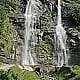 Panoramawanderweg zu den Acquafraggia-Wasserfällen in den norditalienischen Alpen