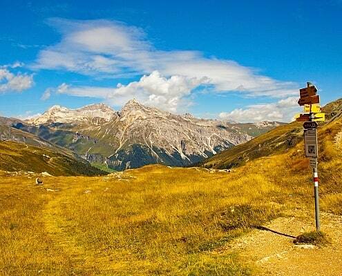 Wandern auf der Via Spluga von Montespluga in Italien nach Splügen in der Schweiz