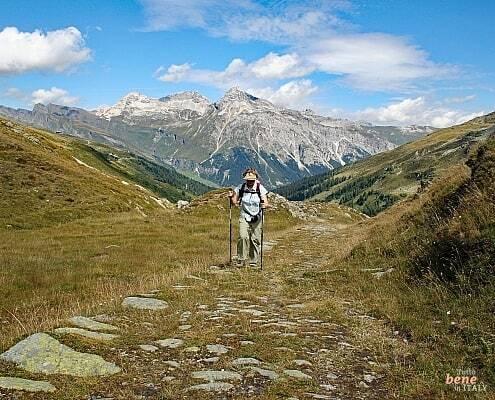 Wandern auf der Via Spluga von Montespluga in Italien nach Splügen in der Schweiz