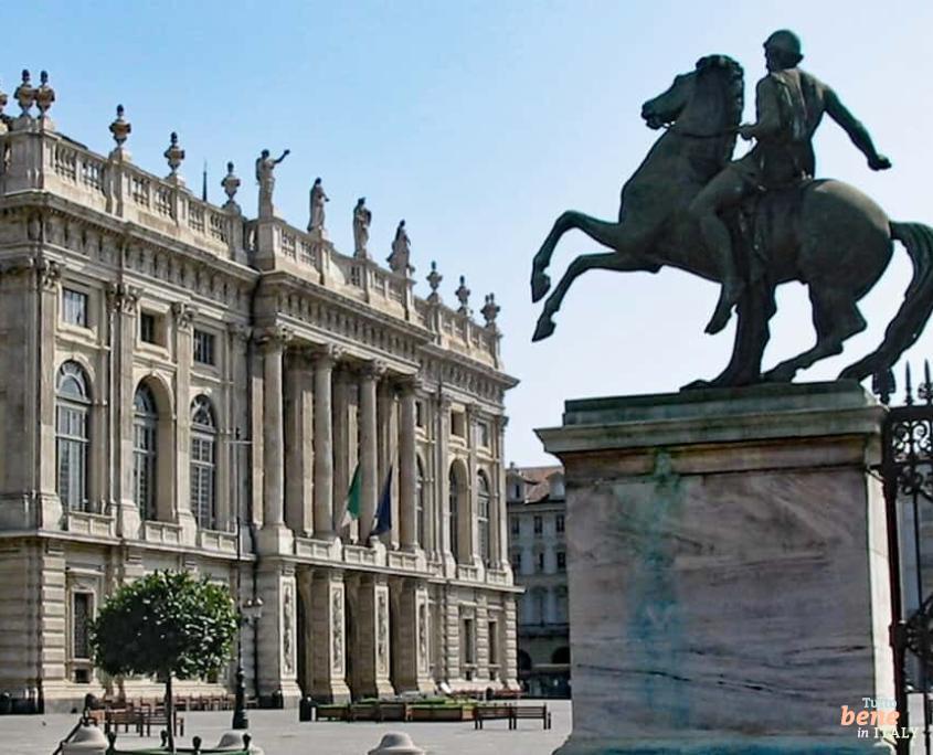 Palazzo Madama Turin Piazza Castello Fassade Reiterstandbild • m24o Die barocke Prachtfassade des Palazzo Madama in Turin mit dem bronzenen Reiterstandbild im Vordergrund bei blauem Himmel.