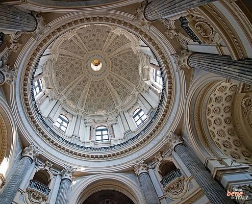 Symmetrischer Blick in die Kuppel der Basilica di Superga in Turin • m24o Eine spektakuläre Innenansicht direkt von unten in die riesige barocke Kuppel der Basilica di Superga mit ihren hexagonalen Kassetten, kreisrunden Fenstern und flankiert von grauen Marmorsäulen.