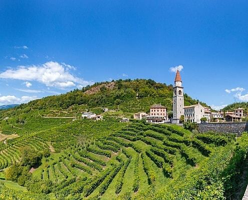Valdobbiadene in in den Hügeln des Prosecco Weingebietes in Italien