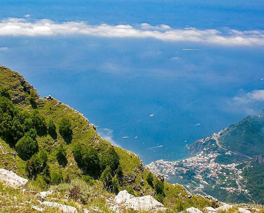 Atemberaubende Aussichten über die Amalfiküste hoch über Positano