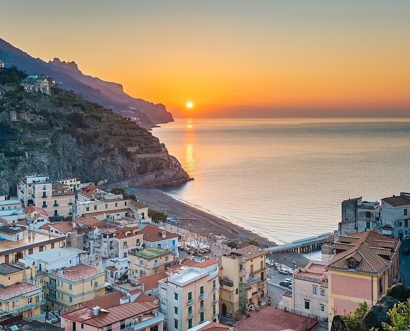 Ein Sonnenaufgangblick über Minori, an der Amalfiküste, in Kampanien, Italien