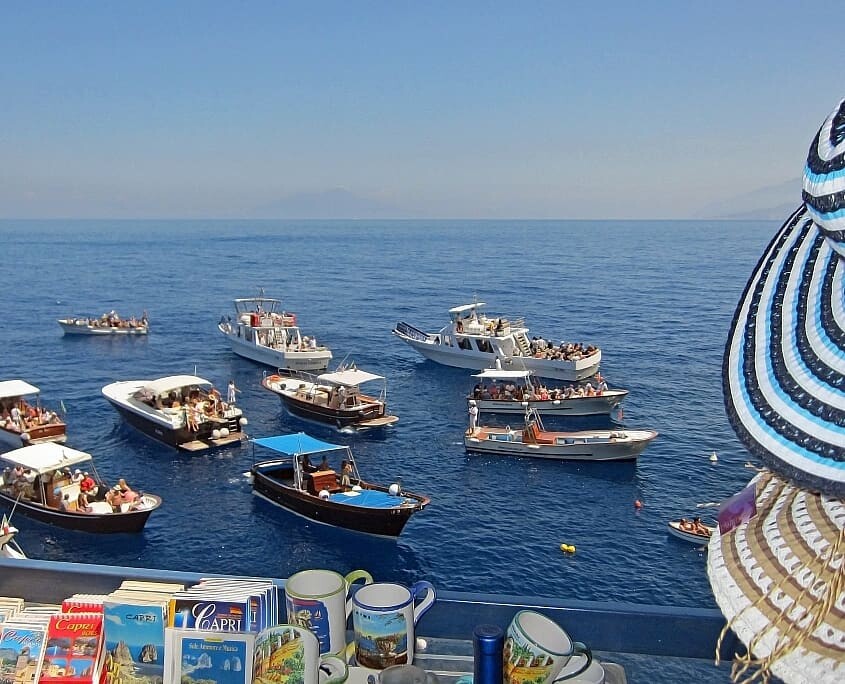Boote vor der Insel Capri warten auf die Einfahrt zur Blauen Grotte