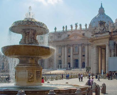 Bernini-Brunnen auf dem Petersplatz, Vatikanstadt