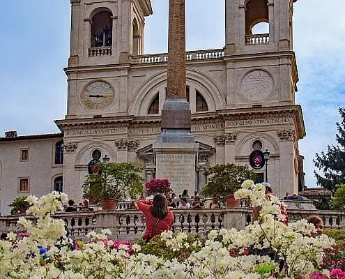 Spanische Treppe in Rom mit Blumen im Frühjahr