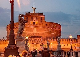 Die Engelsbrücke Ponte Sant'Angelo mit der Engelsburg Castel Sant'Angelo gehören zu den berühmtesten Sehenswürdigkeiten in Rom