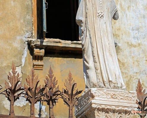 Sculpture in Downtown Verona, Veneto • m24o Sculpture in Downtown Verona, Veneto