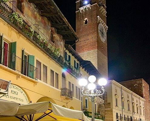 Piazza delle Erbe in Verona mit dem Turm Torre Lamberti
