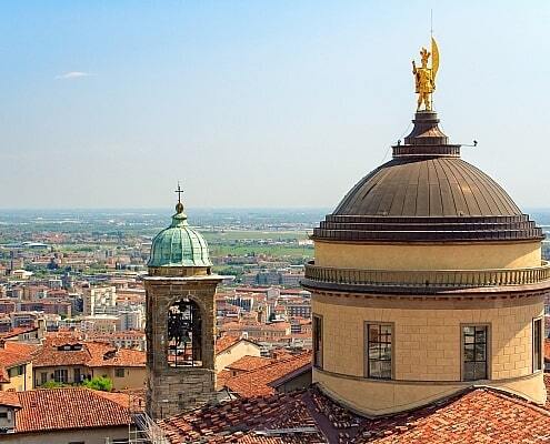 Kathedrale von Bergamo mit der goldenen Figur des Heiligen Alexander auf der Kuppel